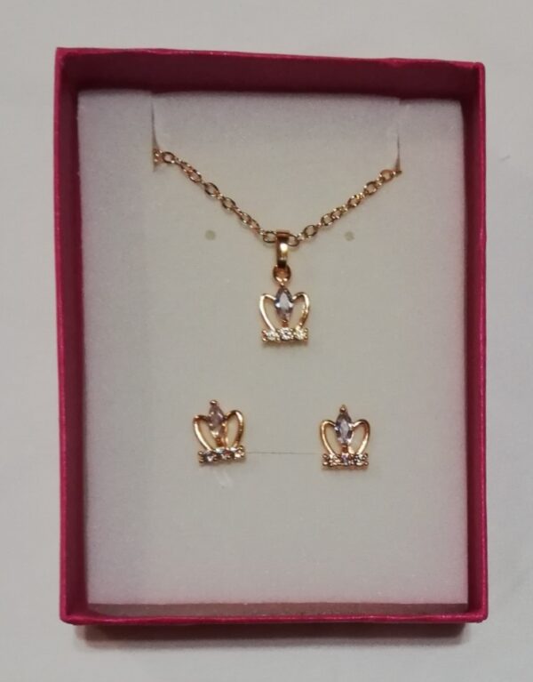 Chain, Pendant & Earring Set. Gold Plated