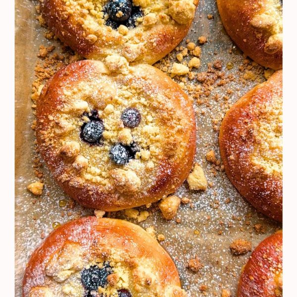 6 blueberry and custard brioche buns with crumble