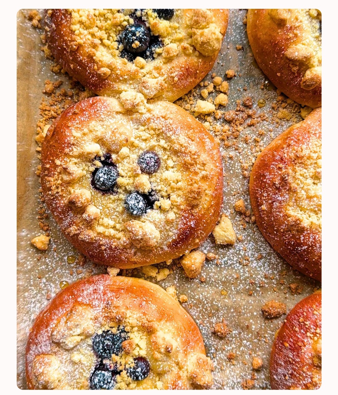 6 blueberry and custard brioche buns with crumble